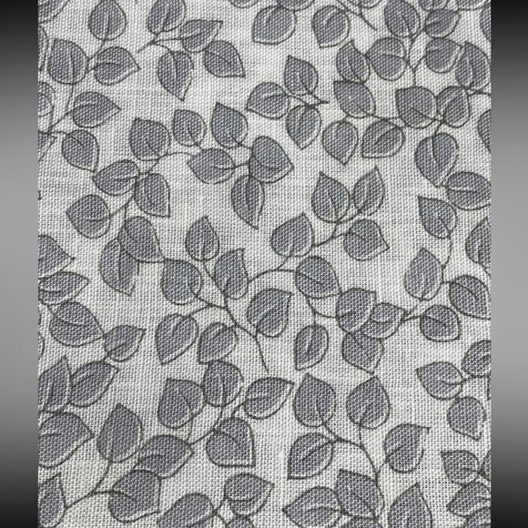 Matouk Margot Oblong Italian 
Floral‎ Printed Linen Tablecloth 70" x 90"
Silver - Picture 6 of 7
